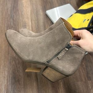 Frye taupe Judith ankle booties with double zippers slight heel point toe